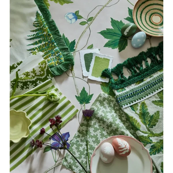 Robins Wood Wallpaper - Forest Green / Sap Green from