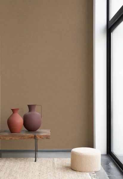 Mur A La Chaux Wallpaper - Terre Brûlee by brown plain wallpaper and pouf with vases