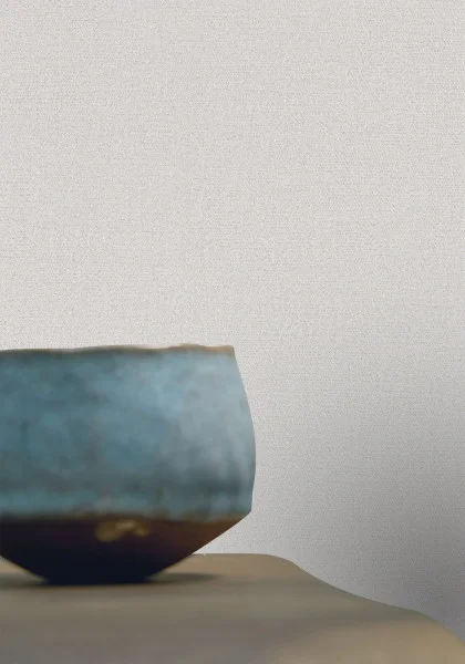 Octa Wallpaper - Perle by black-grey plain wallpaper and wall with side table and vases